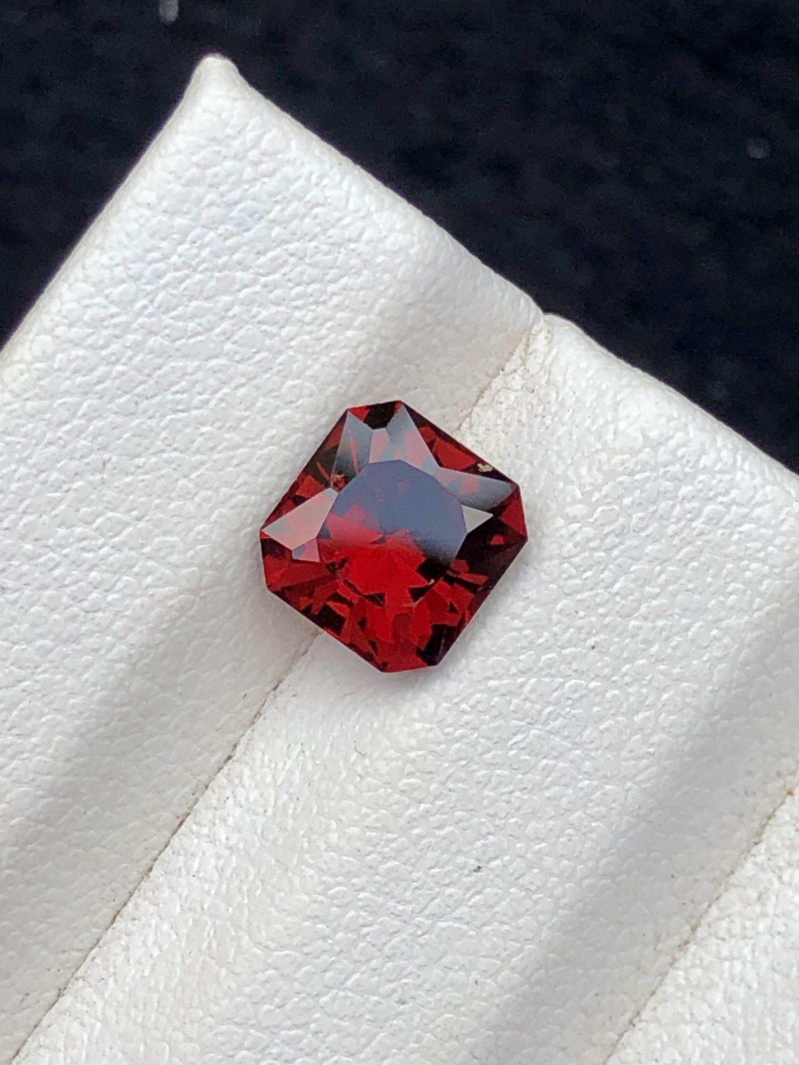 2.25 carats Rhodolite Garnet Gemstone - 7X6X4 mm: 2.25 carats Rhodolite Garnet Gemstone - 7X6X4 mmShipping: