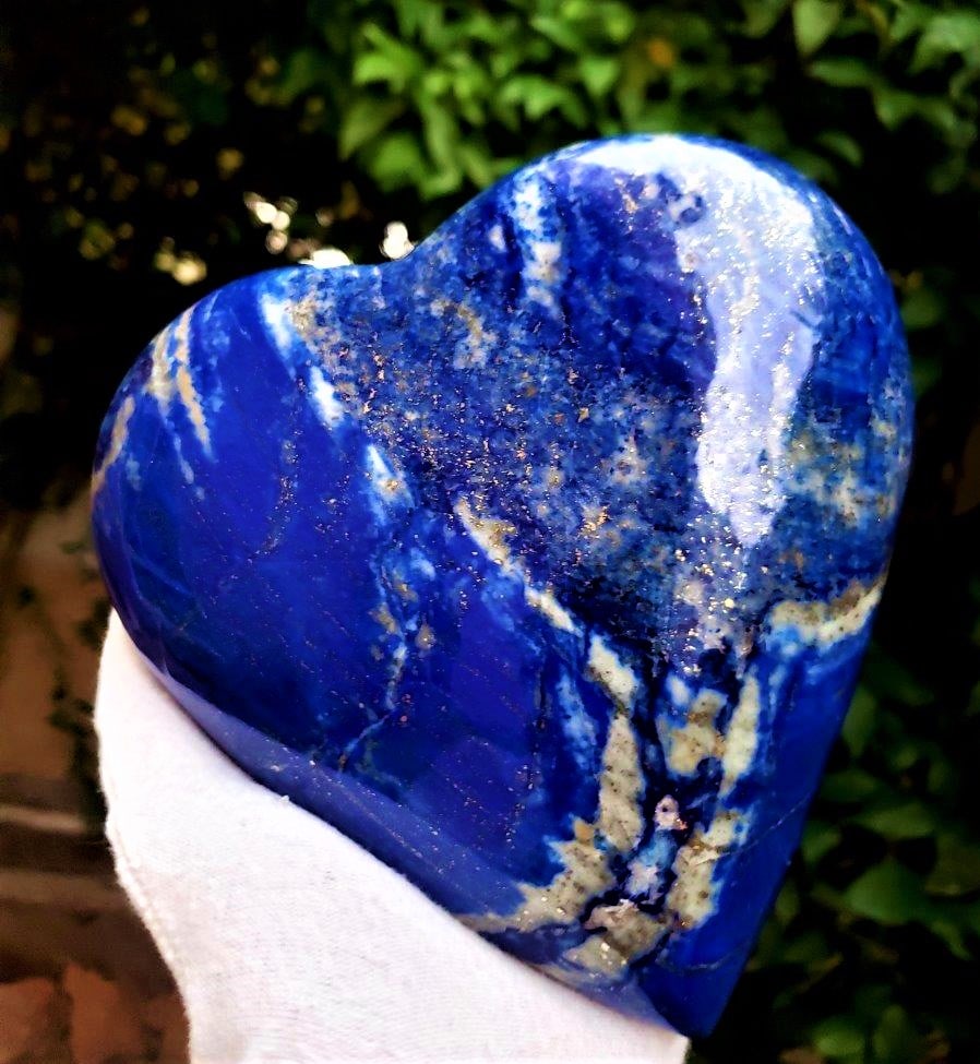 Huge Lapis Lauzli Healing Heart -2200 Grams: Huge Lapis Lauzli Healing Heart -2200 Grams - 160X158X58 mmShipping Rate: $90.00 .shipping rates are determined by Parcel weight and destination.Combined shipping: We offer combine shipping on multipl
