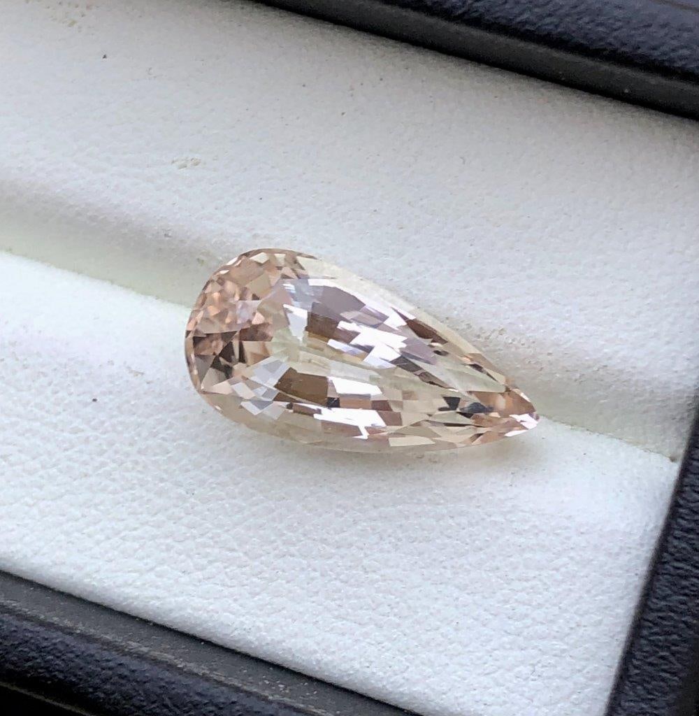 10 Carats Pear Shape Golden Topaz Gemstone - 19X9X8 mm: 10 Carats Pear Shape Golden Topaz Gemstone - 19X9X8 mm Shipping: