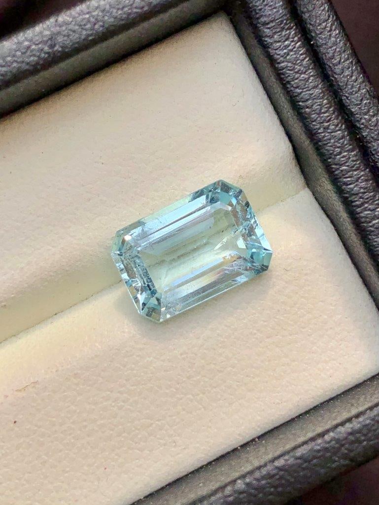 2.75 Carats Natural Aquamarine Gemstone - 10X7X5 mm (1 of 2)