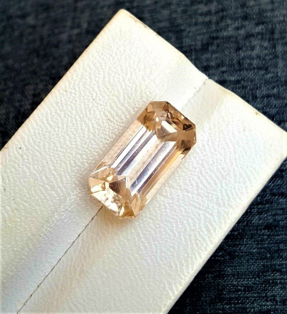 Natural Golden Topaz - 16.20 Carats: Natural Golden Topaz - 16.20 Carats - 19X10X9 mmShipping Rate: $15.00 .shipping rates are determined by Parcel weight and destination.Combined shipping: We offer combine shipping on multiple items pur