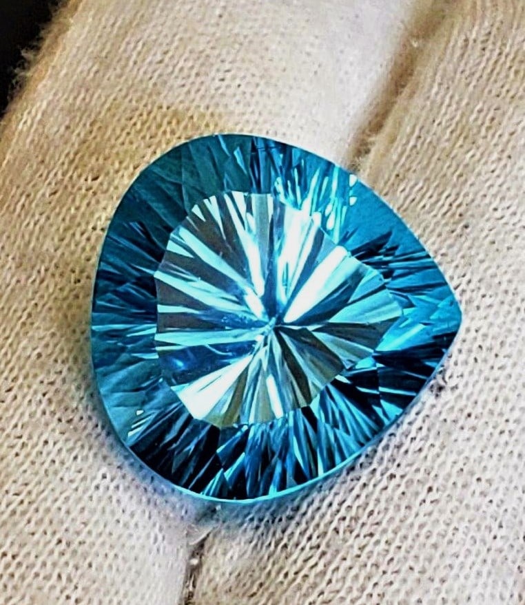 Laser Cut Swiss Blue Topaz - 28 Carats: Laser Cut Swiss Blue Topaz - 28 Carats - 21X22X10 mmShipping Rate: $15.00 .shipping rates are determined by Parcel weight and destination.Combined shipping: We offer combine shipping on multiple items