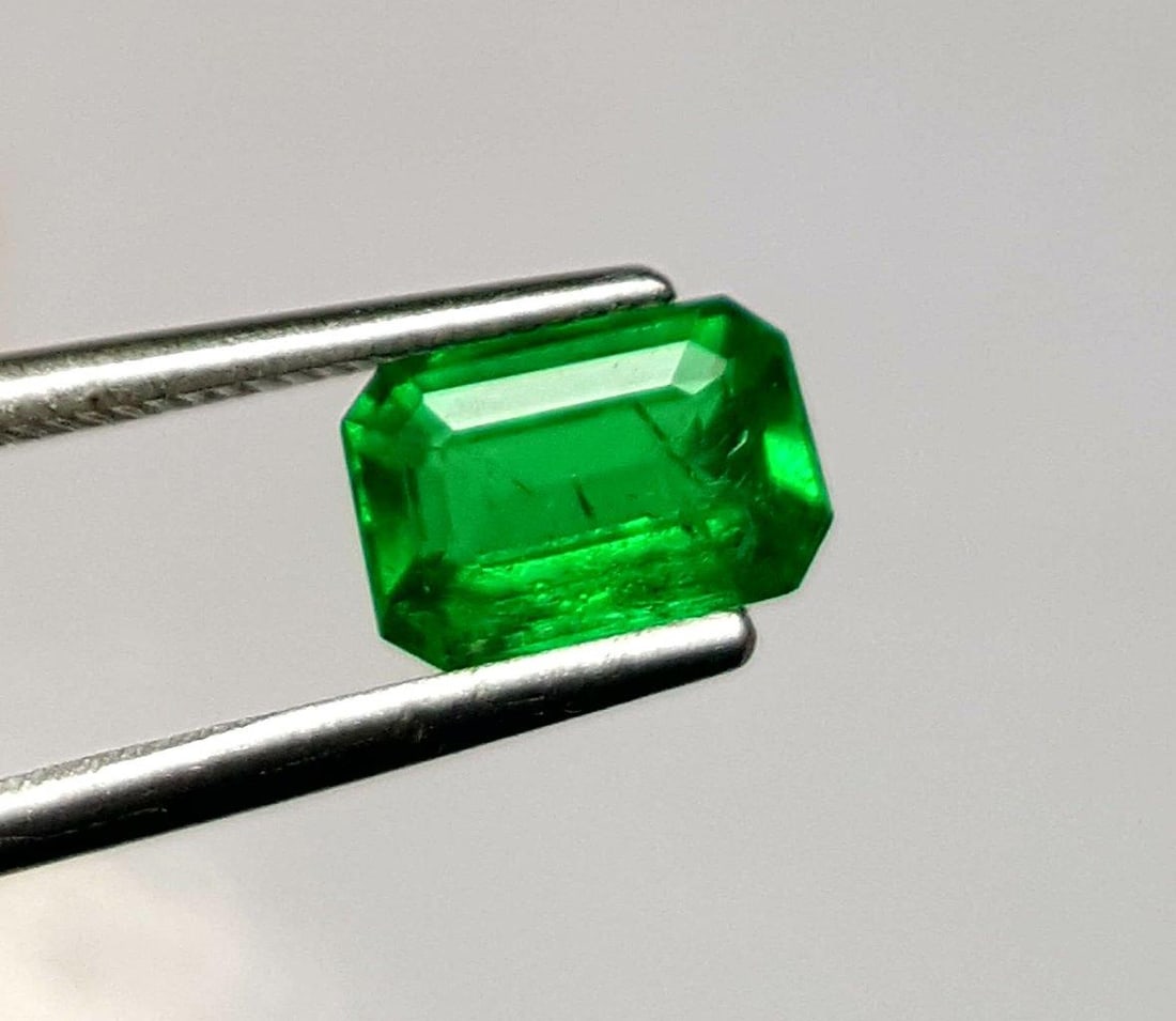 1 Carats TOP GRADE VIVID GREEN NATURAL EMERALD (1 of 3)