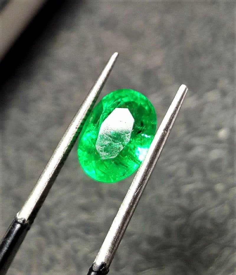 Lustrous Oval Emerald - 0.85 Carats: Lustrous Oval Emerald - 0.85 Carats - 8X6X4 mmShipping Rate: $15.00 .shipping rates are determined by Parcel weight and destination.Combined shipping: We offer combine shipping on multiple items purch