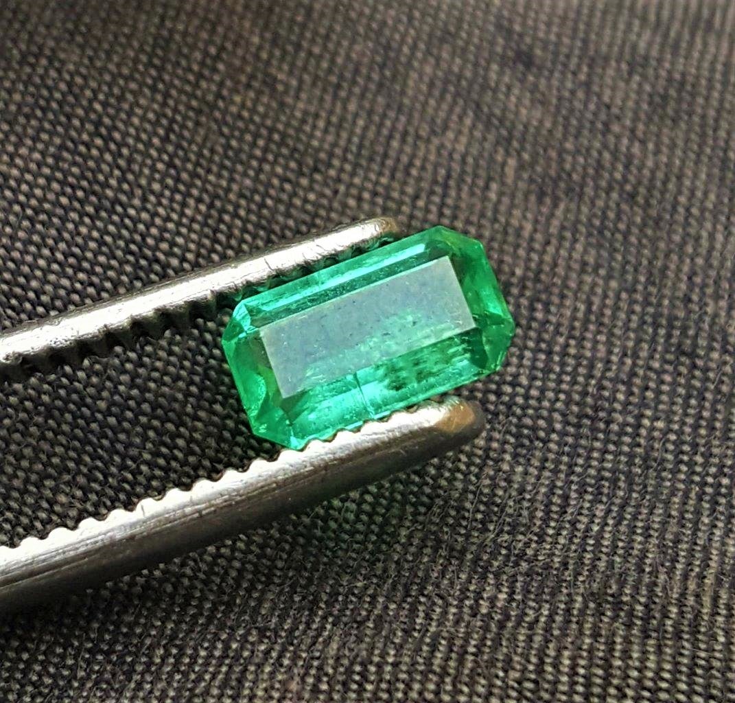 Natural Emerald Makkani Mine - 0.90 Carats: Natural Emerald Makkani Mine - 0.90 Carats - 8X5X4 mmShipping Rate: $15.00 .shipping rates are determined by Parcel weight and destination.Combined shipping: We offer combine shipping on multiple item