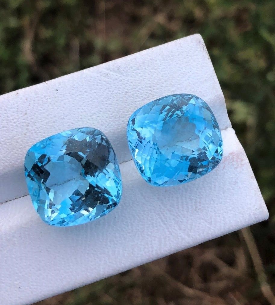 Paired Swiss Blue Topaz - 46.30 Carats: Paired Swiss Blue Topaz - 46.30 Carats - 16X16X13 mmShipping Rate: $15.00 .shipping rates are determined by Parcel weight and destination.Combined shipping: We offer combine shipping on multiple items