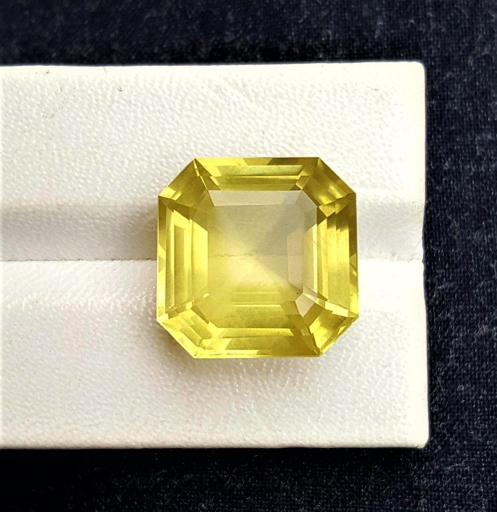 Top Quality Lemon Quartz - 23.65 Carats: Top Quality Lemon Quartz - 23.65 Carats - 18X18X11 mmShipping Rate: $15.00 .shipping rates are determined by Parcel weight and destination.Combined shipping: We offer combine shipping on multiple item