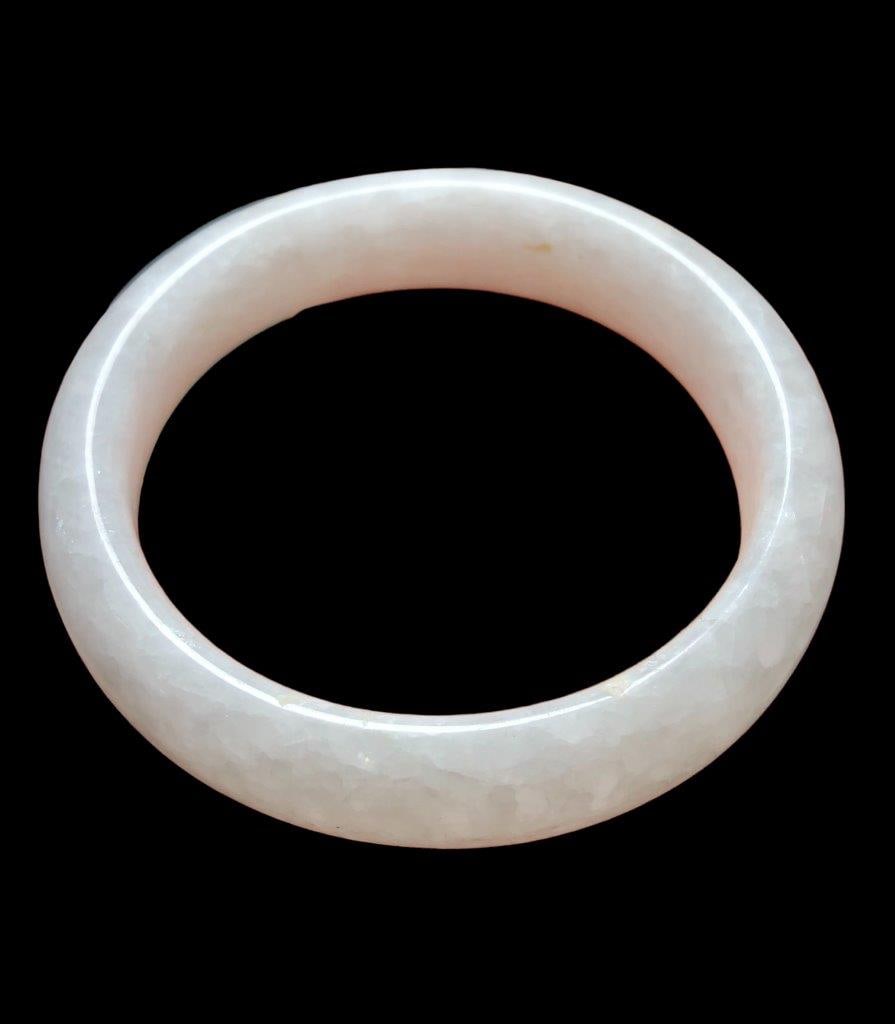 Mangono Calcite Bangle - Diameter 64 mm: Mangono Calcite Bangle - Diameter 64 mmShipping Rate: $25.00 .shipping rates are determined by Parcel weight and destination.Combined shipping: We offer combine shipping on multiple items purchased to