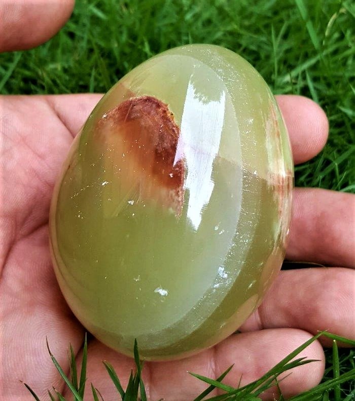 Onyx Healing Crystal Egg - 236 Grams: Onyx Healing Crystal Egg - 236 Grams - 68X51 mmShipping Rate: $36.00 .shipping rates are determined by Parcel weight and destination.Combined shipping: We offer combine shipping on multiple items purc