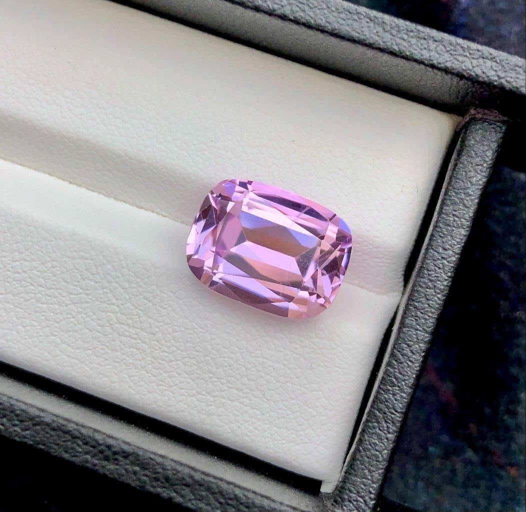 Scissor Cut Kunzite Gemstone For Jewelry - 8.80 Crts - 13X10X8 mm: Scissor Cut Kunzite Gemstone For Jewelry - 8.80 Crts - 13X10X8 mmShipping Rate: FREE SHIPPINGshipping rates are FREE WORLDWIDECombined shipping: We offer combine shipping on multiple items purchased t