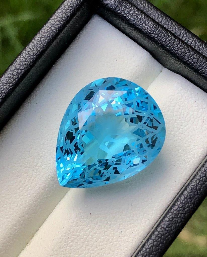 Flawless Swiss Blue Topaz Flower Cut - 30.65 Carats - 22X17X11 mm: Flawless Swiss Blue Topaz Flower Cut - 30.65 Carats - 22X17X11 mm Shipping Rate: FREE SHIPPINGshipping rates are FREE WORLDWIDECombined shipping: We offer combine shipping on multiple items purchased
