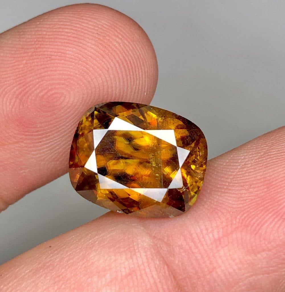 Natural 10.35 Carats Fire Sphene - 14X12X8 mm (1 of 6)