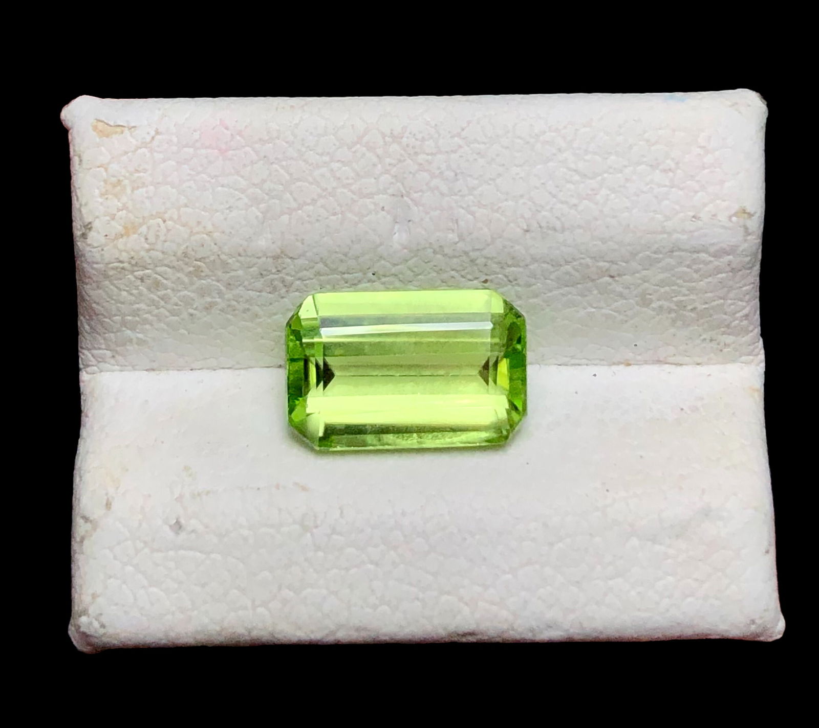1.70 Carats 7up Color Natural Peridot - 9X5X4 mm: 1.70 Carats 7up Color Natural Peridot - 9X5X4 mmShipping Rate: $15.00 .shipping rates are determined by Parcel weight and destination.Combined shipping: We offer combine shipping on multiple items pur