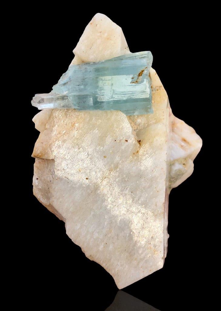 Aquamarine Mineral On Feldspar Specimen - 208 Grams - 94X62X38 mm: Aquamarine Mineral On Feldspar Specimen - 208 Grams - 94X62X38 mmShipping Rate: FREE SHIPPING .shipping rates are determined by Parcel weight and destination.Combined shipping: We offer combine shippi