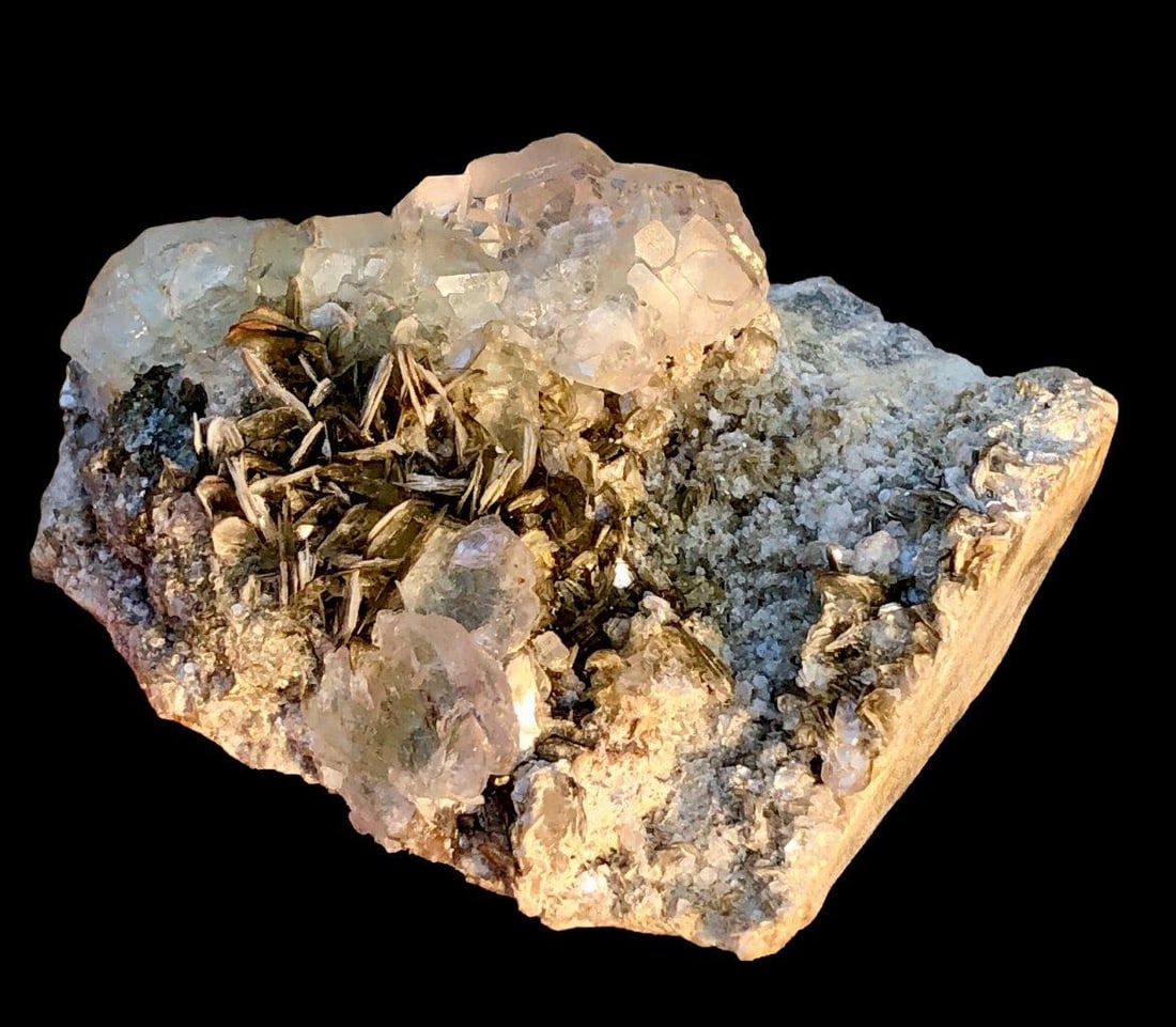 Fluorite With Mica On Mother Rock - 277 Grams - 90X70X53 mm: Fluorite With Mica On Mother Rock - 277 Grams - 90X70X53 mm Specimen 12.50 Grams - 27X18X16 mm Shipping Rate: FREE SHIPPING .shipping rates are determined by Parcel weight and destination.Combined shi