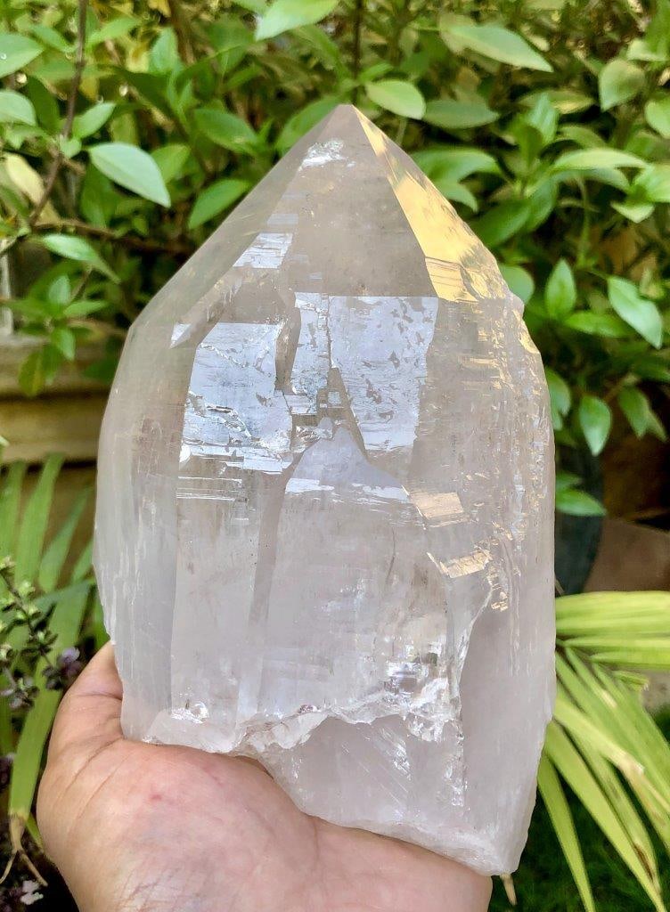 1.8 KG Huge Extra Large Tall Premium Clear Rock Crystal Quartz Mineral Specimen - 170X120X80 mm: 1.8 KG Huge Extra Large Tall Premium Clear Rock Crystal Quartz Mineral Specimen - 170X120X80 mm Specimen Shipping Rate: FREE SHIPPING .shipping rates are determined by Parcel weight and destination.Co