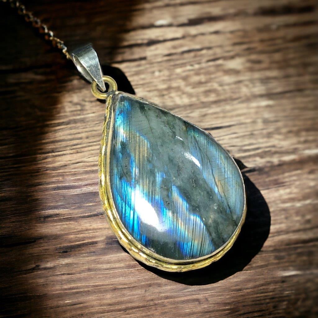 Labradorite Pendant: Labradorite Pendant Shipping: