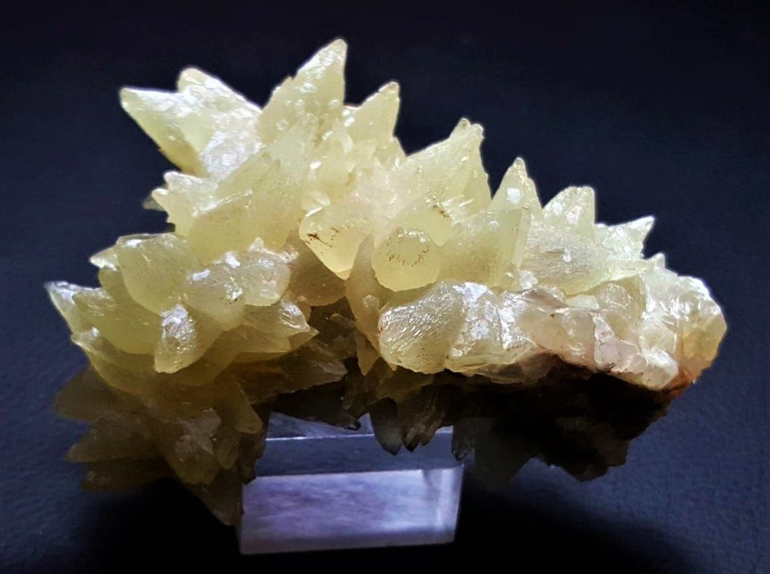 176 Grams Dogtooth Calcite Crystal: 176 Grams Dogtooth Calcite Crystals Specimen From Baluchistan Pakistan - 81X60X37 mmShipping Rate: $23.00 .shipping rates are determined by Parcel weight and destination.Combined shipping: We offer co