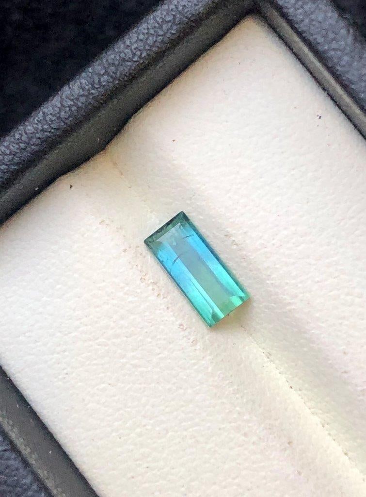 0.85 CARATS BI COLOR TOURMALINE - 9X4X3 mm: 0.85 CARATS BI COLOR TOURMALINE - 9X4X3 mm SHIPPING: 23$ Worldwide