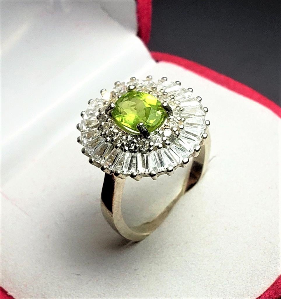 Peridot Stone Ring Faceted Gemstone With Zircons: Peridot Stone Ring Faceted Gemstone With Zircons FREE SHIPPING Shipping rates are determined by Parcel weight and destination.