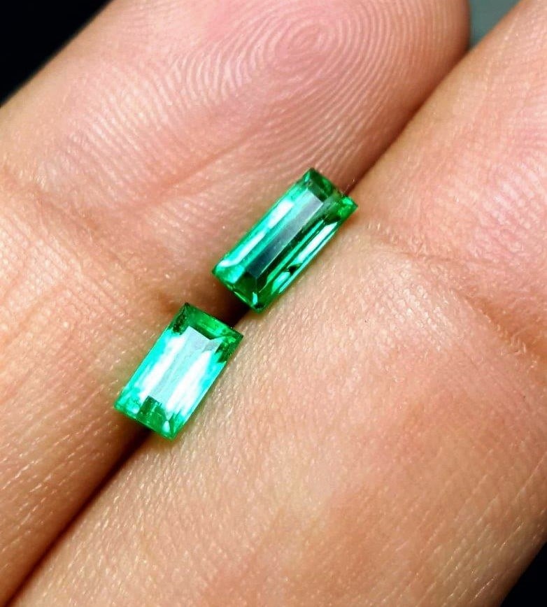 Paired Emerald - 1.75 Carats: Paired Emerald - 1.75 CaratsShipping Rate: $15.00 .shipping rates are determined by Parcel weight and destination.Combined shipping: We offer combine shipping on multiple items purchased to reduce