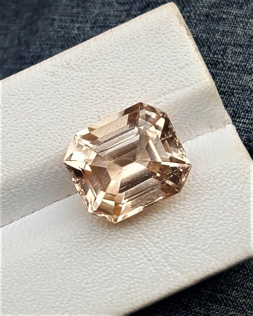 Asscher Golden Topaz 14.20 Carats: Asscher Golden Topaz 14.20 Carats - 14X14X8 mmShipping Rate: $15.00 .shipping rates are determined by Parcel weight and destination.Combined shipping: We offer combine shipping on multiple items purch