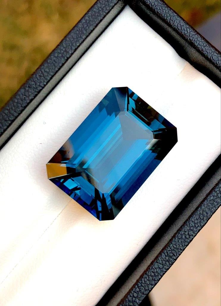 AAA Quality London Blue Topaz - 35 Carats - 22X16X11 mm: AAA Quality London Blue Topaz - 35 Carats - 22X16X11 mmShipping Rate: $15.00 .shipping rates are determined by Parcel weight and destination.Combined shipping: We offer combine shipping on multiple it