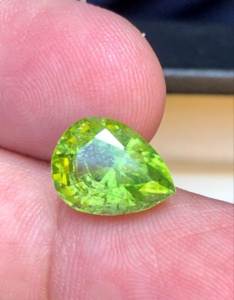 4.50 Carats Lustrous 7UP color Natural Peridot Gemstone - 12X9X7 mm (1 of 5)