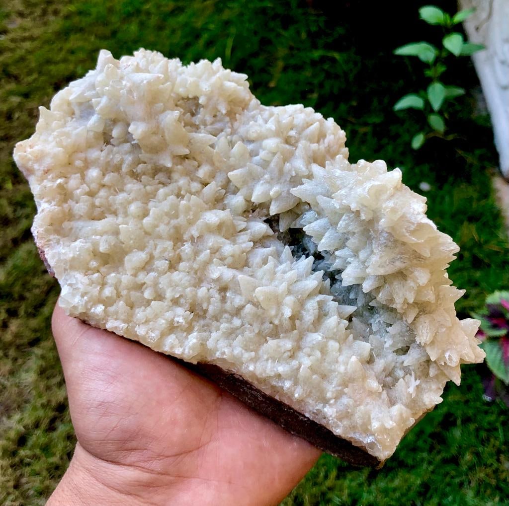 Beautiful Dogtooth Calcite Mineral Specimen - 1600 Grams - 170X130X85 mm: Beautiful Dogtooth Calcite Mineral Specimen - 1600 Grams - 170X130X85 mm Shipping Rate: FREE SHIPPING .shipping rates are determined by Parcel weight and destination.Combined shipping: We offer combin