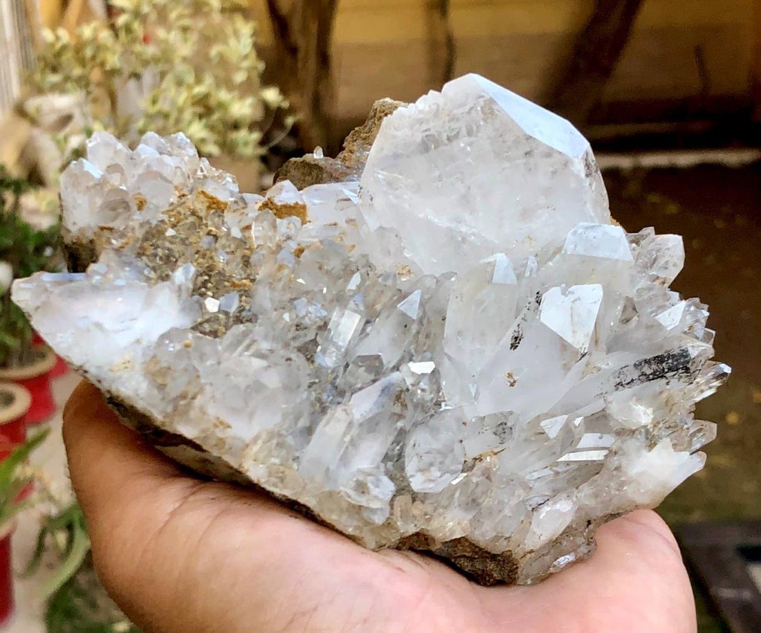 Fedan Quartz Cluster On Matrix - 970 Grams - 170X120X80 mm: Fedan Quartz Cluster On Matrix - 970 Grams - 170X120X80 mm Shipping Rate: FREE SHIPPING .shipping rates are determined by Parcel weight and destination.Combined shipping: We offer combine shipping on