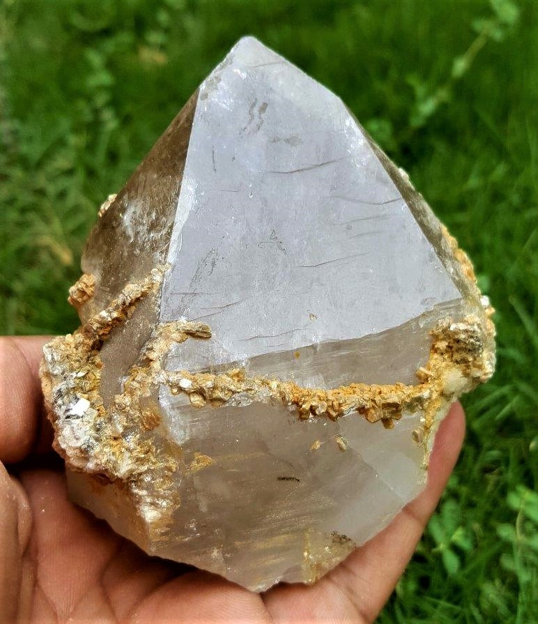 Quartz Undamaged - 420 Grams: Quartz Undamaged - 420 Grams - 90X75X60 mmShipping Rate: $45.00 .shipping rates are determined by Parcel weight and destination.Combined shipping: We offer combine shipping on multiple items