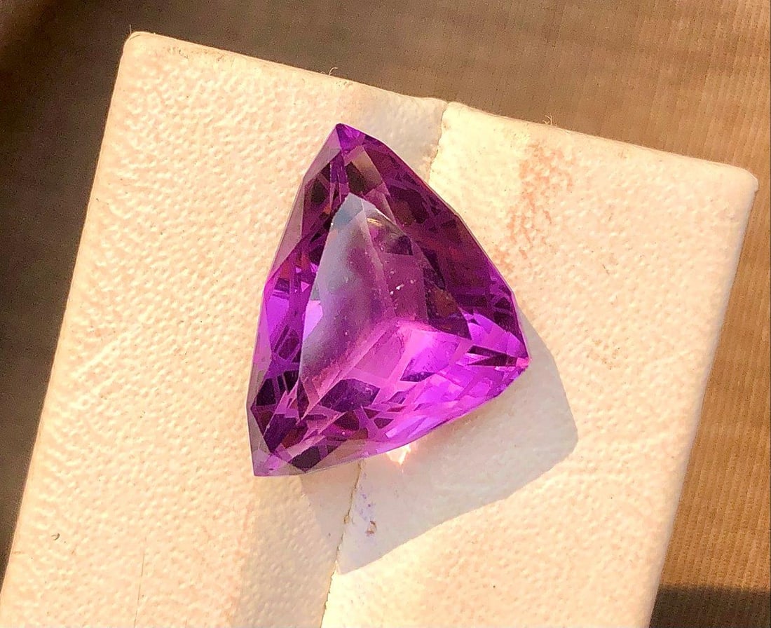 Flower Trillion Cut Amethyt - 13.20 Carats - 20X15X10 mm: Flower Trillion Cut Amethyt - 13.20 Carats - 20X15X10 mmShipping Rate: $15.00 .shipping rates are determined by Parcel weight and destination.Combined shipping: We offer combine shipping on multiple i