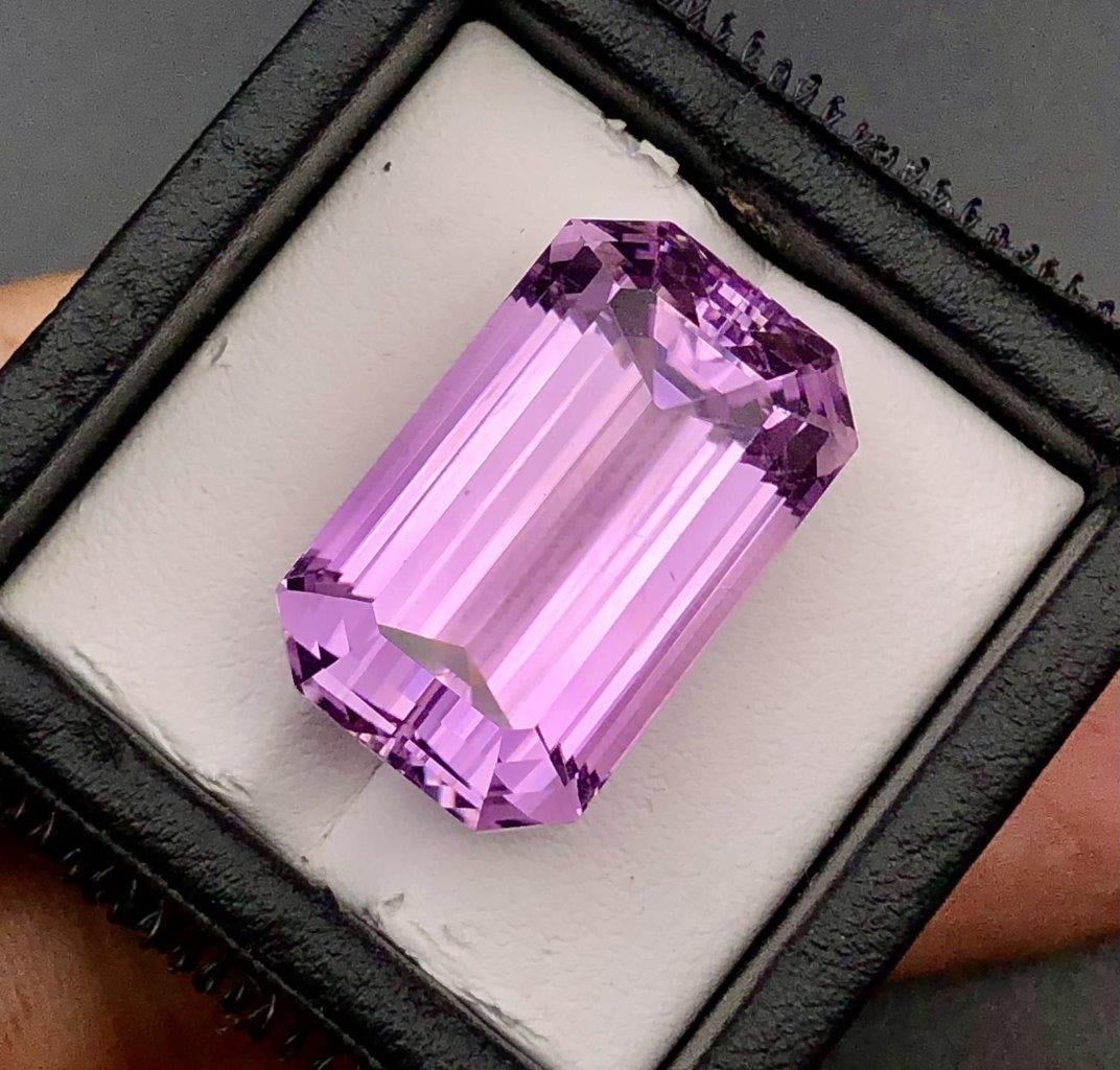 40.20 Carats AAA Quality Pink Kunzite - 23X14X12 mm: 40.20 Carats AAA Quality Pink Kunzite - 23X14X12 mmShipping Rate: $15.00 .shipping rates are determined by Parcel weight and destination.Combined shipping: We offer combine shipping on multiple items