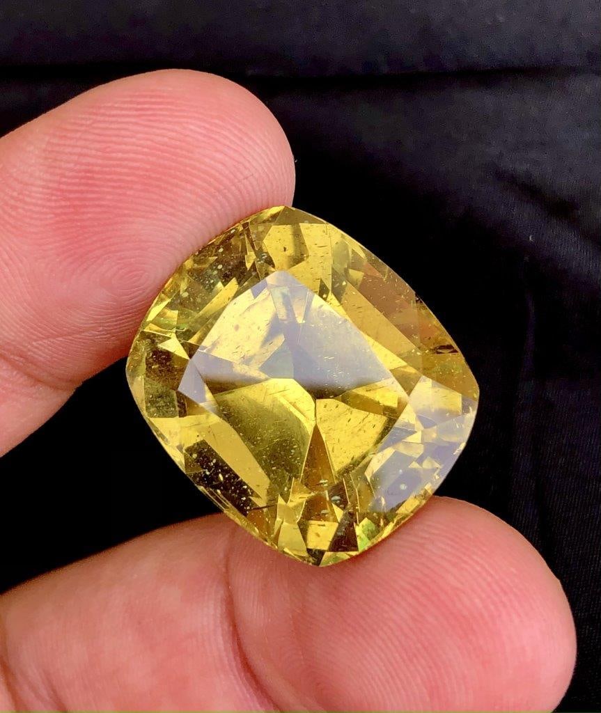 39.45 Carats Top Quality Natural Apatite Gemstone - 19X16X12 mm (1 of 3)