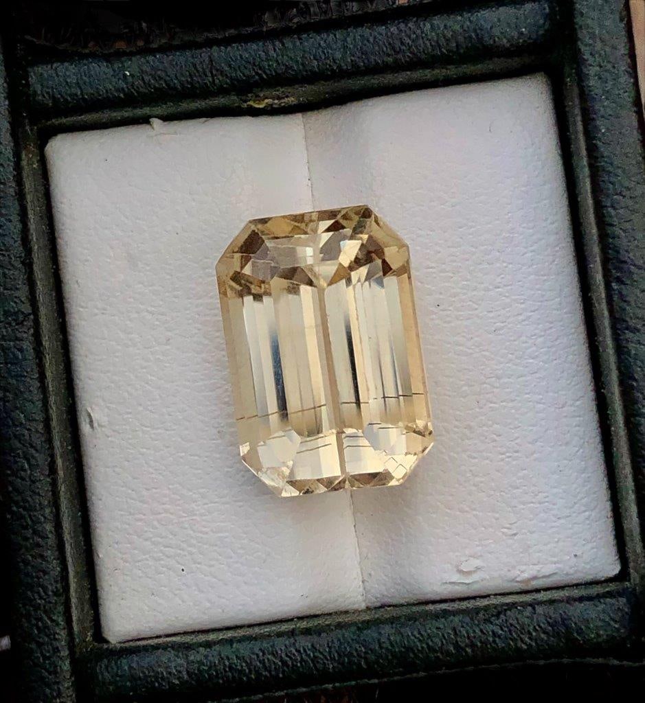Golden Kunzite - 19.70 Carats - 17X13X11 mm: Golden Kunzite - 19.70 Carats - 17X13X11 mm Shipping Rate: FREE SHIPPINGshipping rates are FREE WORLDWIDECombined shipping: We offer combine shipping on multiple items purchased to reduce shipping cos