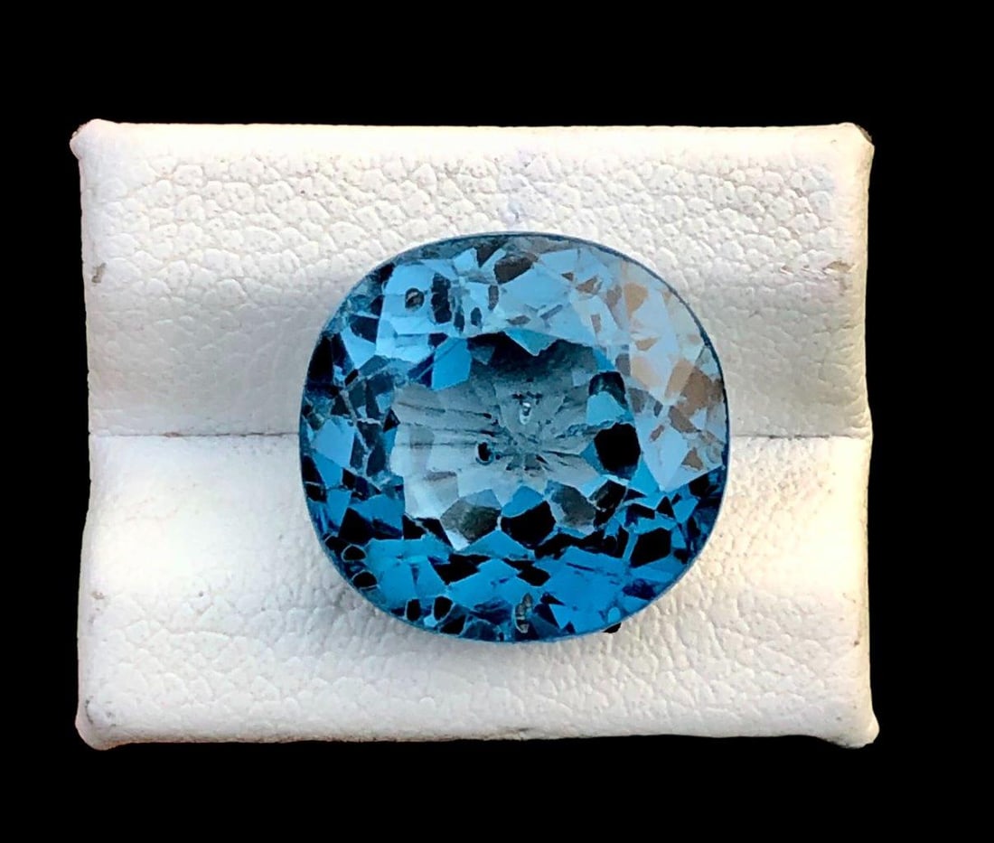 Natural London Blue Topaz - 10.85 Carats - 13X13X8 mm: Natural London Blue Topaz - 10.85 Carats - 13X13X8 mmShipping Rate: FREE SHIPPINGshipping rates are FREE WORLDWIDECombined shipping: We offer combine shipping on multiple items purchased to reduce shi