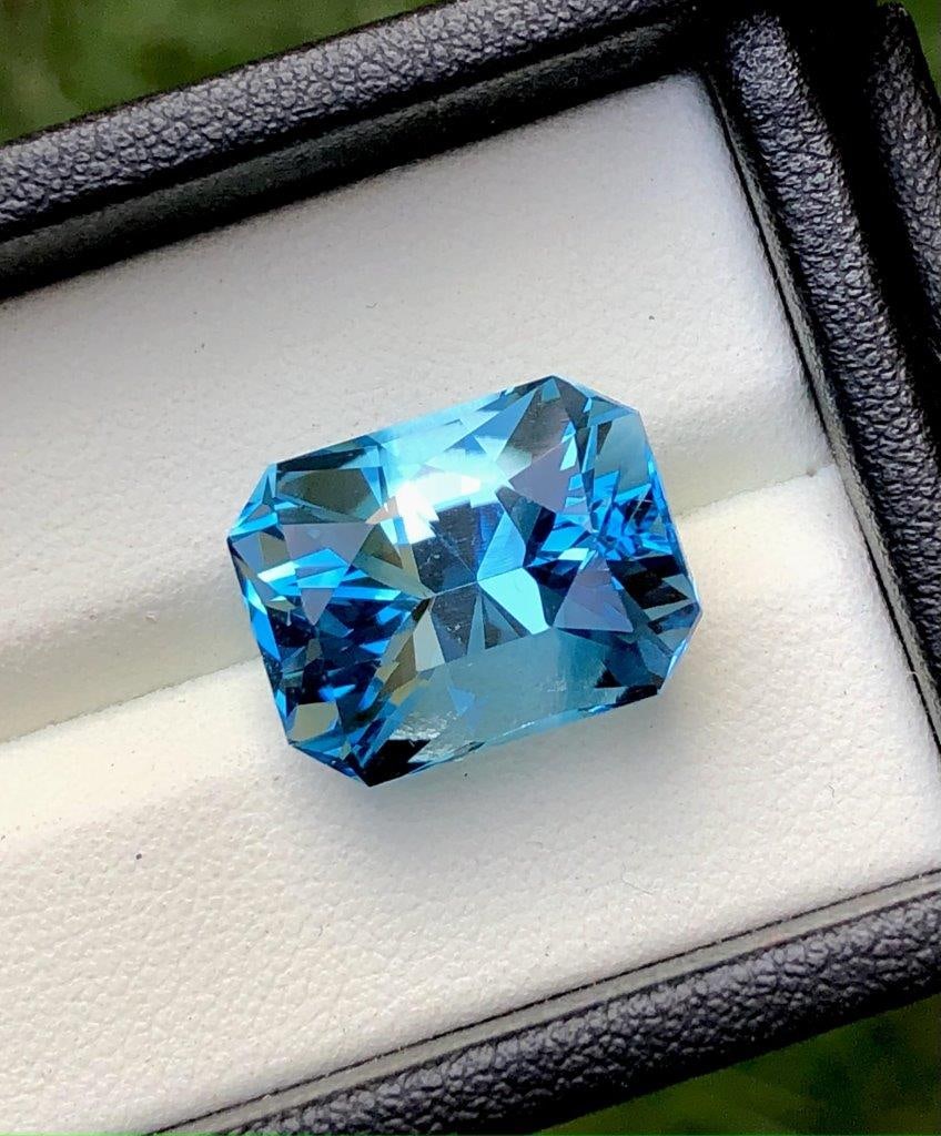 AAA Quality Natural Swiss Blue Topaz Flawless - 18.70 Carats - 16X13X11 mm: AAA Quality Natural Swiss Blue Topaz Flawless - 18.70 Carats - 16X13X11 mm Shipping Rate: FREE SHIPPINGshipping rates are FREE WORLDWIDECombined shipping: We offer combine shipping on multiple items p