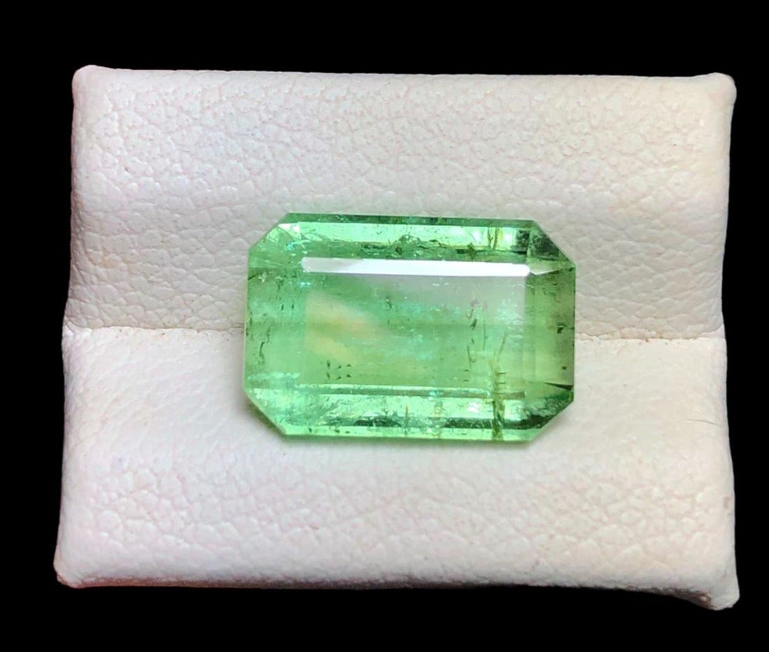4.70 Green Tourmaline Jabba Afganistan - 12X8X5 mm: 4.70 Green Tourmaline Jabba Afganistan - 12X8X5 mmShipping Rate: FREE SHIPPINGshipping rates are FREE WORLDWIDECombined shipping: We offer combine shipping on multiple items purchased to reduce shippi