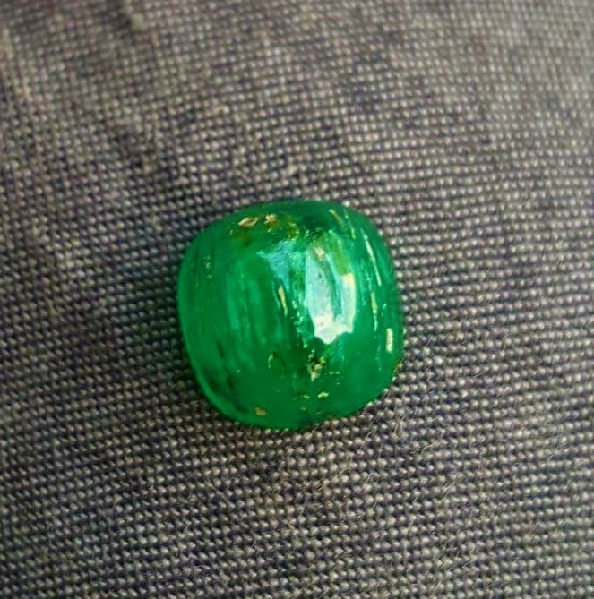 Vivid Green CatsEye Emerald Cab - 2.8 Carats: Vivid Green CatsEye Emerald Cab - 2.8 CaratsShipping Rate: FREE SHIPPINGshipping rates are FREE WORLDWIDECombined shipping: We offer combine shipping on multiple items purchased to reduce shipping cos