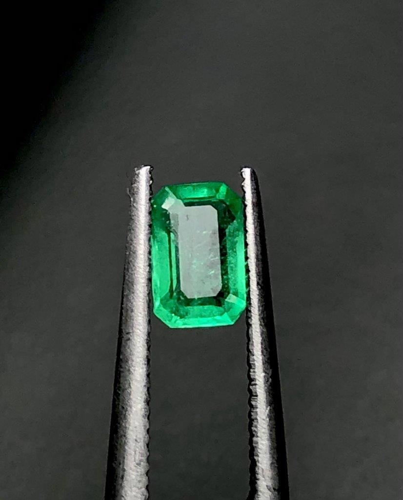 0.30 Carats Top Quality Natural Emerald - 5X4X2 mm (1 of 3)