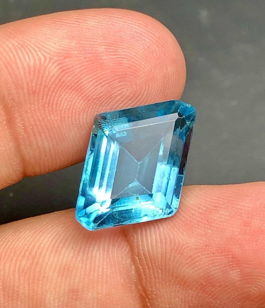 UNUSUAL SHAPE NATURAL FLUORITE GEMSTONE -11.70 CARATS - 20X14X8 mM: UNUSUAL SHAPE NATURAL FLUORITE GEMSTONE -11.70 CARATS - 20X14X8 mM FREE SHIPPING: