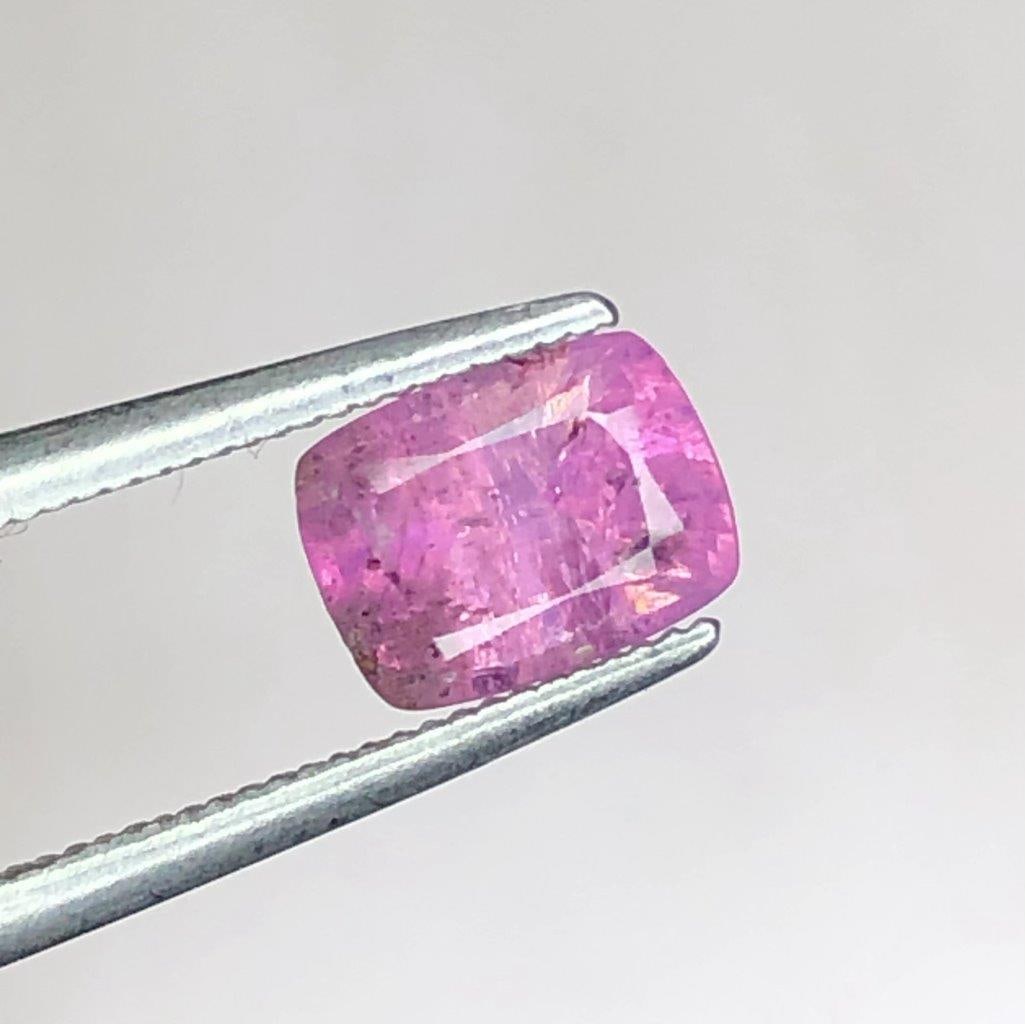 1.10 Carats natural Corundum Sapphire Gemstone - 7X5X4 mm (1 of 3)