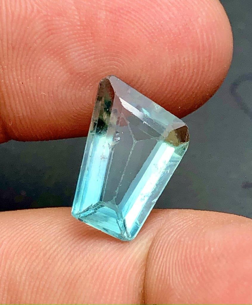 NATURAL FLUORITE GEM - 5.05 CARATS - 13X10X5 mm (1 of 2)