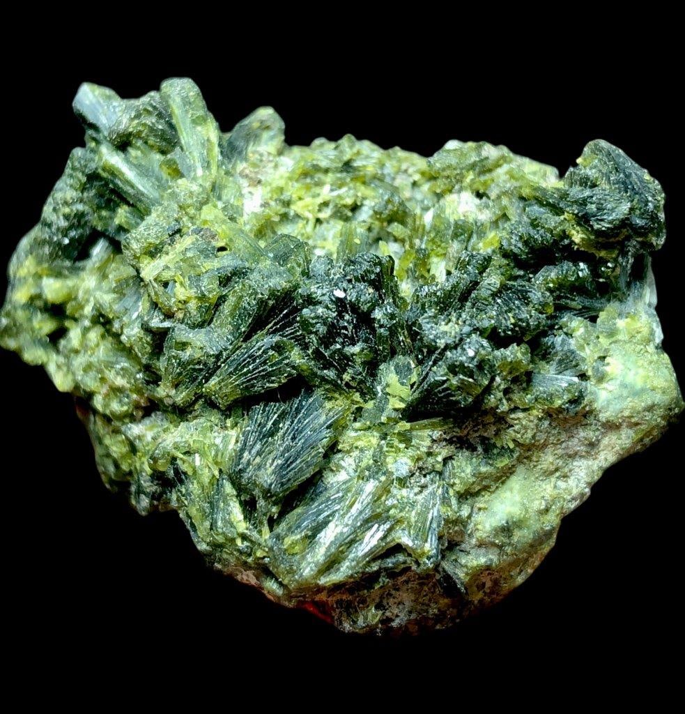 25.45 Grams Lush Green Epidote Mineral - 41X28X26 mm (1 of 3)