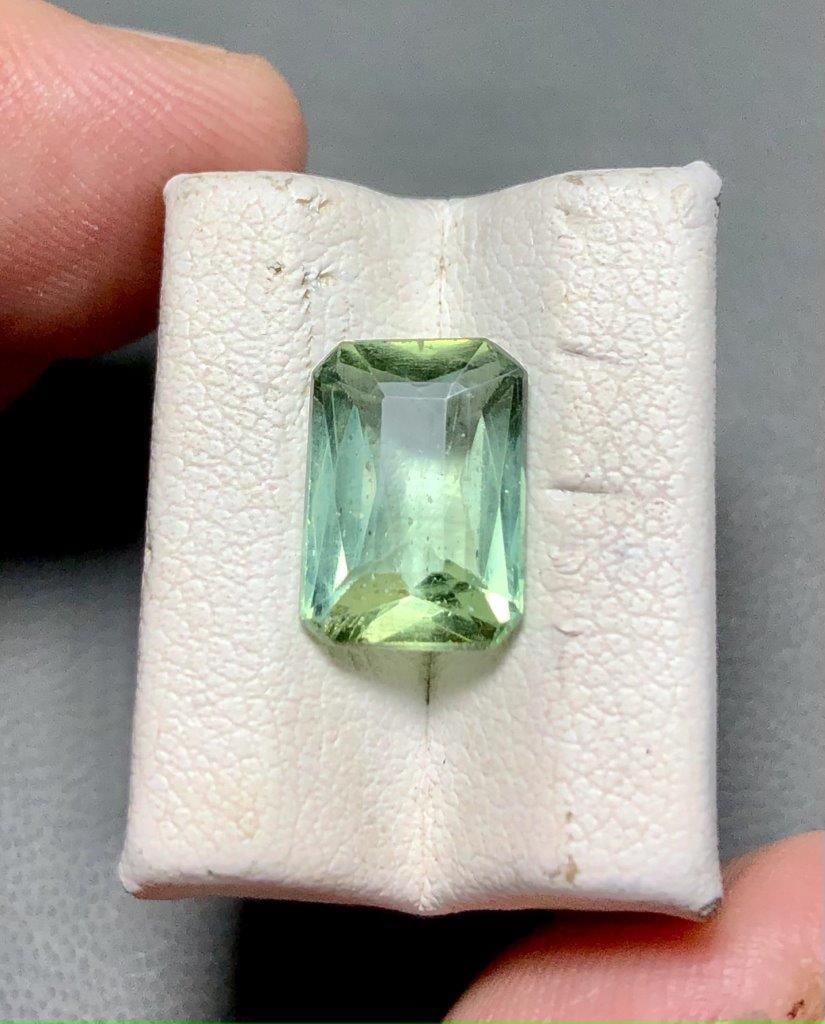 2.95 Carats Green Apatite Gemstone - 10X8X4 mm (1 of 2)