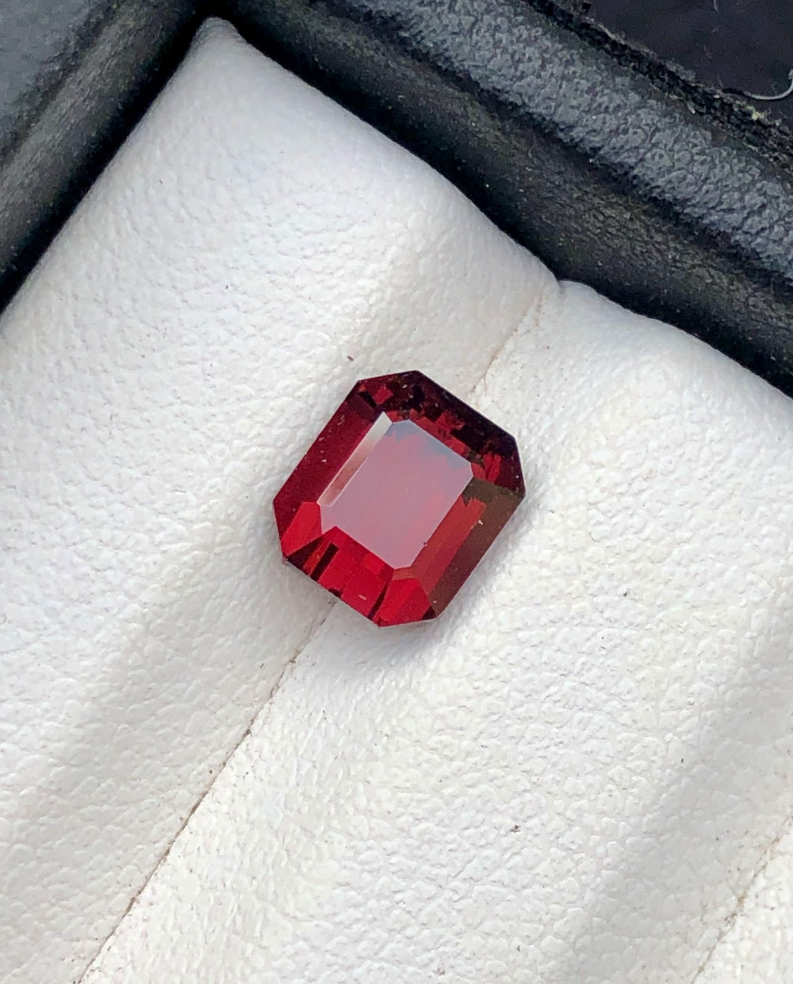 2.10 carats Rhodolite Garnet Gemstone - 7X5X4 mm: 2.10 carats Rhodolite Garnet Gemstone - 7X5X4 mmShipping: