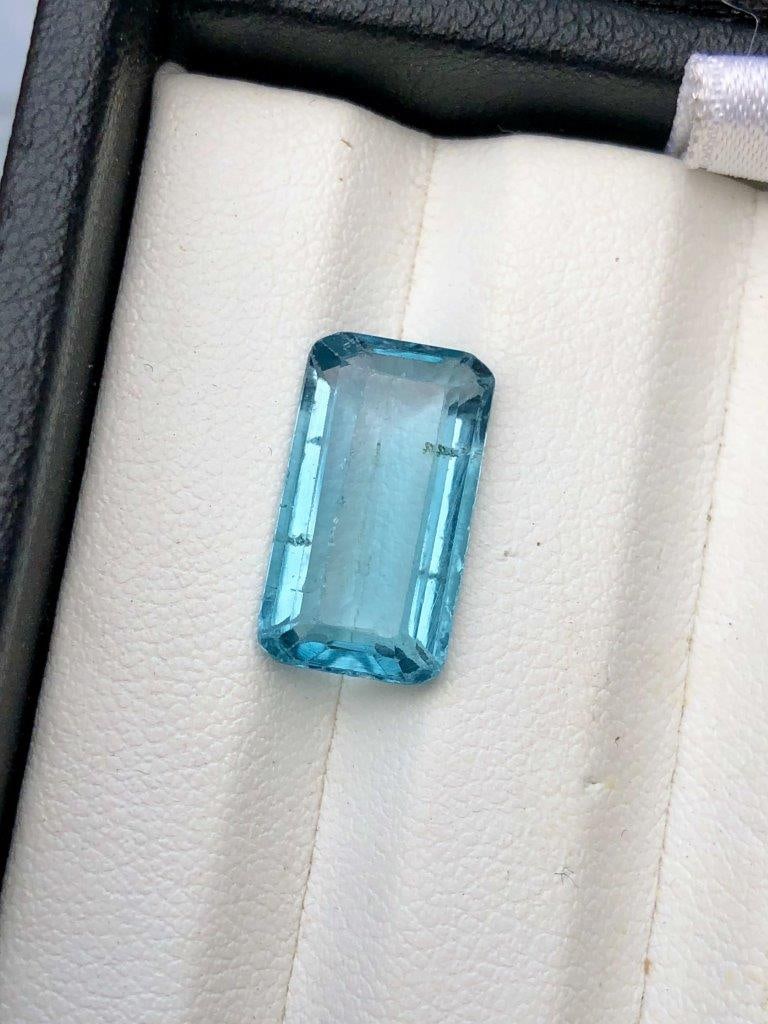 Parrot Green Fluorite Gemstone - 6 Carats - 15X8X5 mm: Parrot Green Fluorite Gemstone - 6 Carats - 15X8X5 mmShipping: