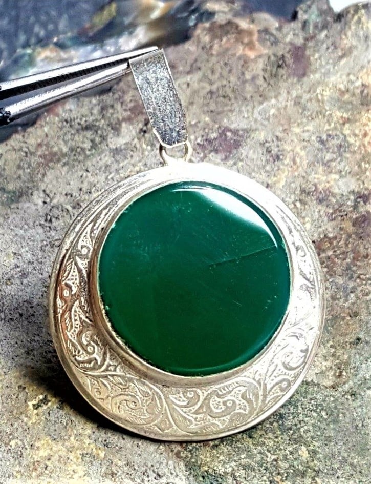 Sterling Silver Green AGATE Necklace: Sterling Silver Green AGATE Necklace -36X33X9 mmShipping Rate: $23.00 .shipping rates are determined by Parcel weight and destination.Combined shipping: We offer combine shipping on multiple items pur