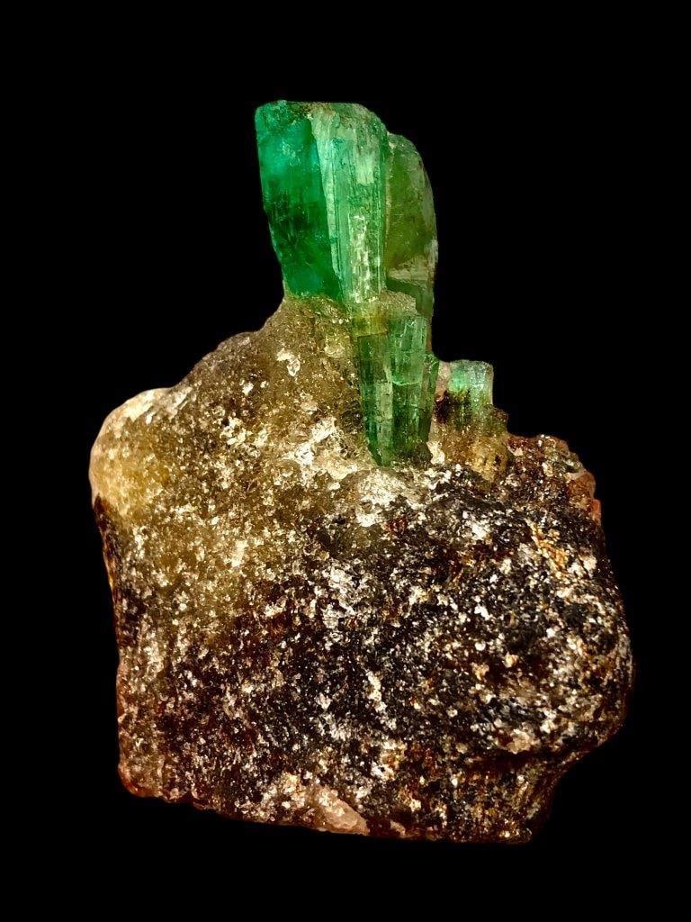 89.51 Grams Natural Emerald Crystal On Matix - 6.9X6.2X2 cm: 89.51 Grams Natural Emerald Crystal On Matix - 6.9X6.2X2 cmShipping Rate: FREE SHIPPING .shipping rates are determined by Parcel weight and destination.Combined shipping: We offer combine shipping on