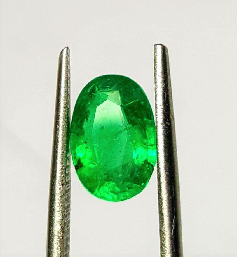 Vivid Green Oval Emerald - 2.10 Carats - 10X12X5 mm (1 of 4)